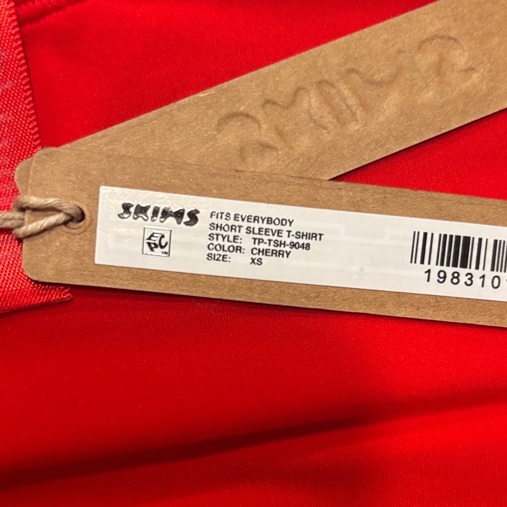 SKIMS 🍒Bold Red Fits Everybody Short Sleeve Tee - Picture 2 of 2